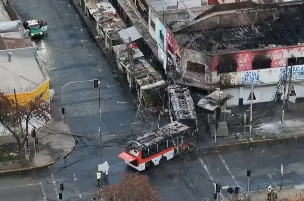 Suben A Siete Los Fallecidos Tras Violenta Colision E Incendio Entre Un Bus Red Y Una Camioneta En Santiago
