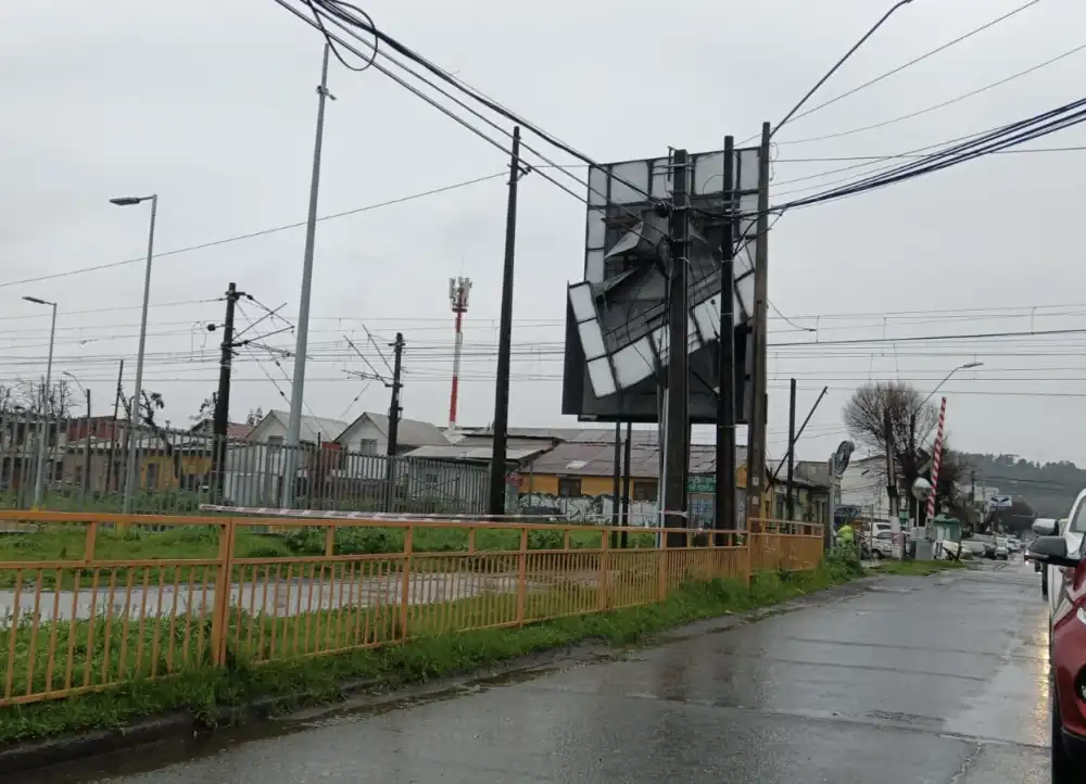 Suspenden Transito Peatonal En Avenida Camilo Henriquez De Curico Por Riesgo De Caida De Letrero Publicitario