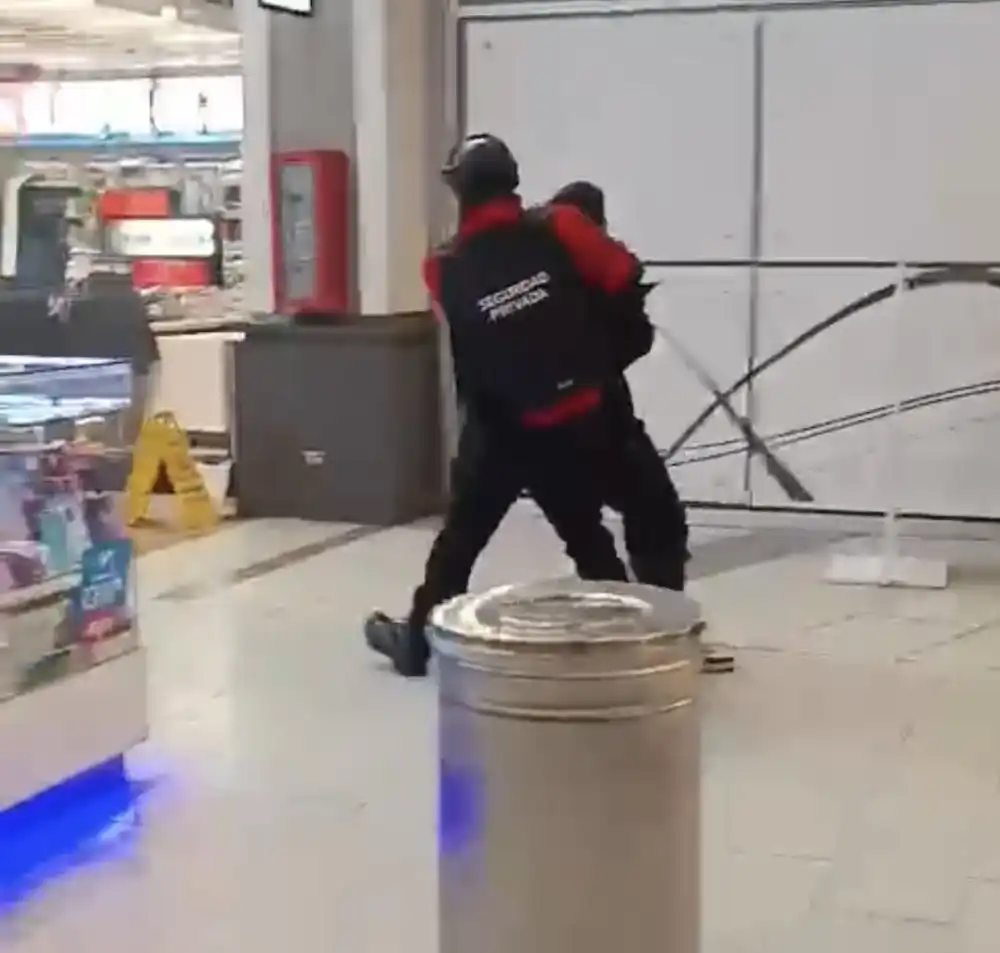Tres Adolescentes Detenidos Tras Agresion A Guardia Y Danos En Mall Curico