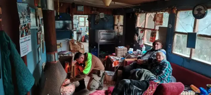 Carabineros Entrega Apoyo A Matrimonio De Adultos Mayores Afectado Por Escasez De Lena En La Precordillera De San Fernando 1