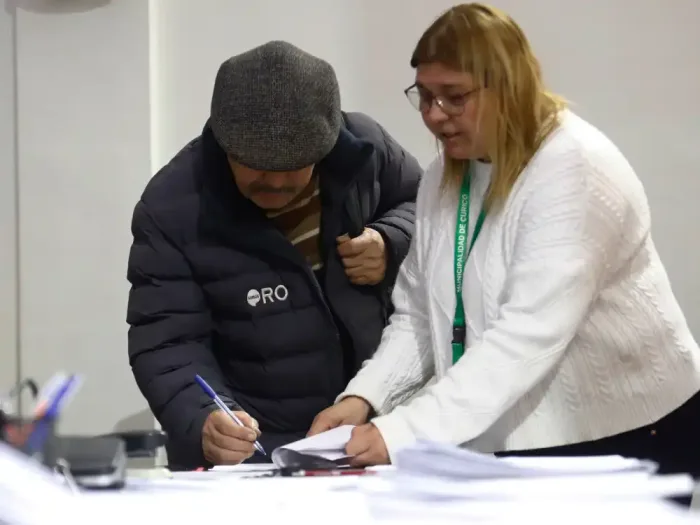 Municipalidad De Curico Concreta Traspaso De Trabajadores De Areas Verdes Desde La Corporacion De Desarrollo