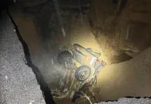 Vehiculo Cae A Socavon En Acceso A Poblacion Centinela De Constitucion Ocupantes Resultan Ilesos 1