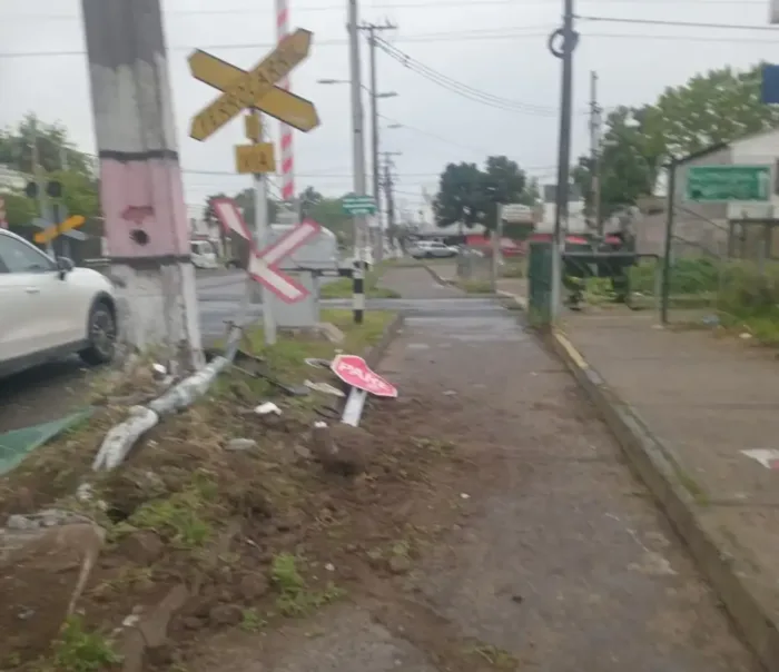 Bus Impacto Contra Un Poste Electrico Y Derriba Senaletica Ferroviaria En Cruce Doctor Osorio De Curico 1 Bus Impacto Contra Un Poste Electrico Y Derriba Senaletica Ferroviaria En Cruce Doctor Osorio De Curico 1