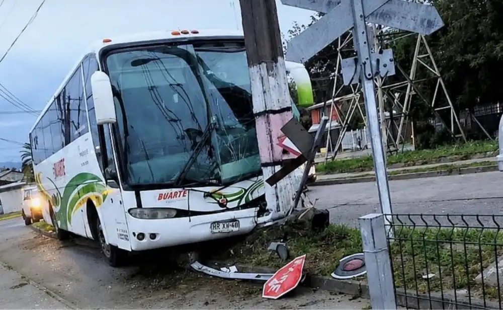 Bus Impacto Contra Un Poste Electrico Y Derriba Senaletica Ferroviaria En Cruce Doctor Osorio De Curico 2