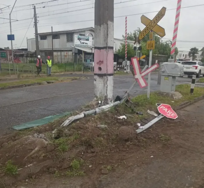 Bus Impacto Contra Un Poste Electrico Y Derriba Senaletica Ferroviaria En Cruce Doctor Osorio De Curico Bus Impacto Contra Un Poste Electrico Y Derriba Senaletica Ferroviaria En Cruce Doctor Osorio De Curico