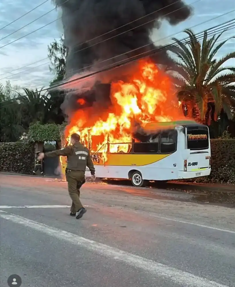 Bus Resulta Destruido Por Incendio En Sector Los Rastrojos De San Vicente De Tagua Tagua