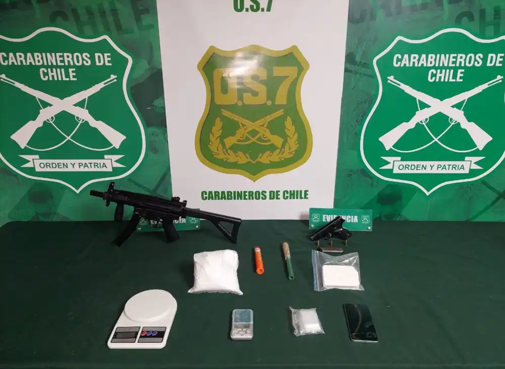 Carabineros Detiene A Pasajero De Bus Con Mas De Un Kilo De Cocaina Y Armas En San Francisco De Mostazal