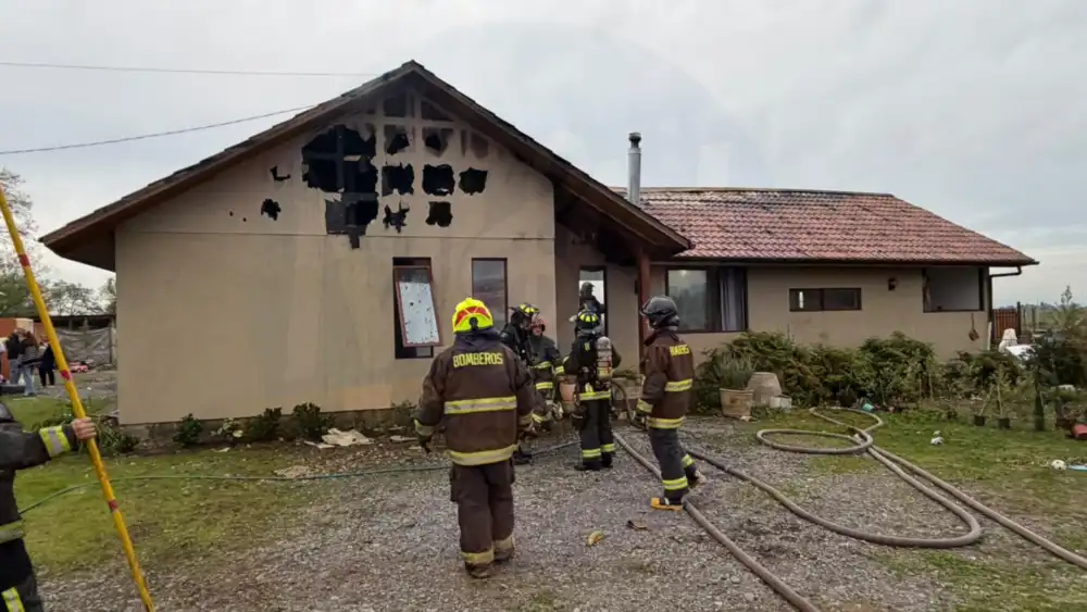 Cinco Personas Resultan Damnificadas Tras Incendio De Vivienda En Curico