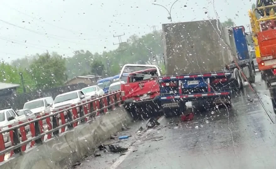 Conductor Queda Atrapado Tras Colision Entre Camion Y Camioneta En La Ruta 5 Sur Frente A Curico
