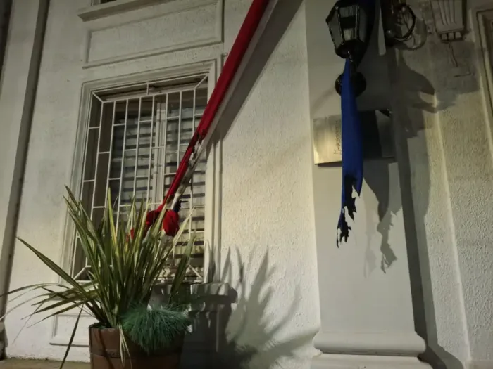 Detienen A Sujeto Que Intento Incendiar Adornos Patrios En El Frontis De La Municipalidad De Molina 1