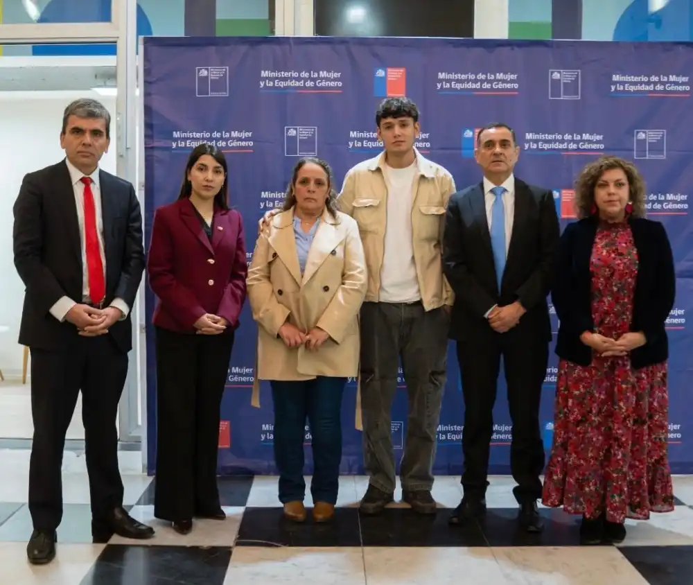 Diputado Javier Munoz Y Familia De Mariana Sepulveda Entregan Ley Mariana Al Gobierno Y Solicitan Urgencia Para Su Tramitacion