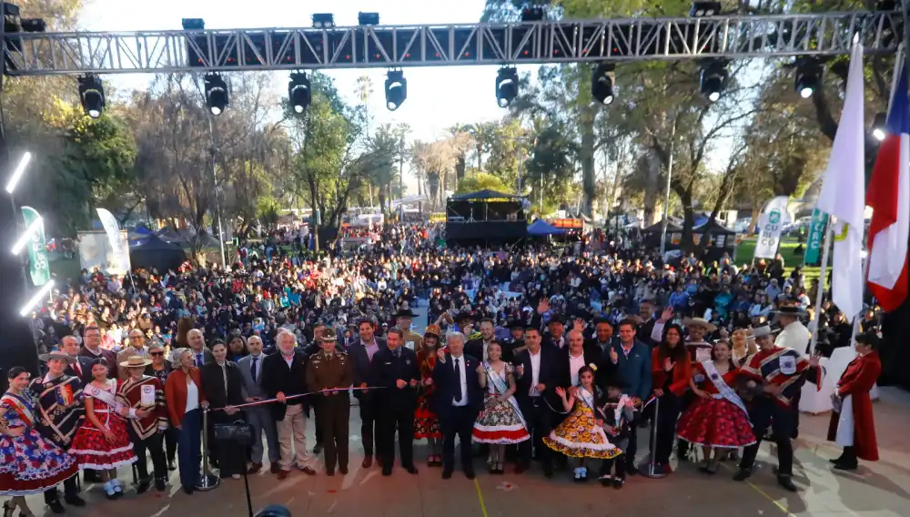 Fiesta De La Chilenidad Reune A Familias Y Agrupaciones Culturales En La Alameda De Curico