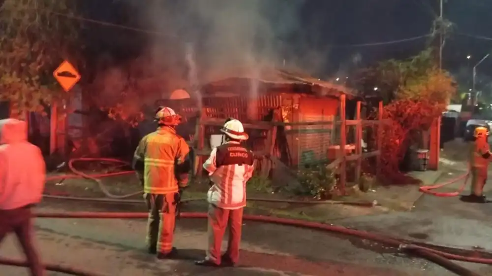 Incendio Destruye Vivienda En Poblacion Manuel Rodriguez De Curico Y Deja Una Persona Detenida