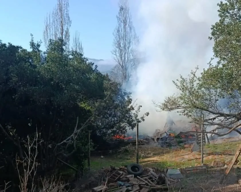 Incendio Destruye Vivienda En Sector Rural De Hualane