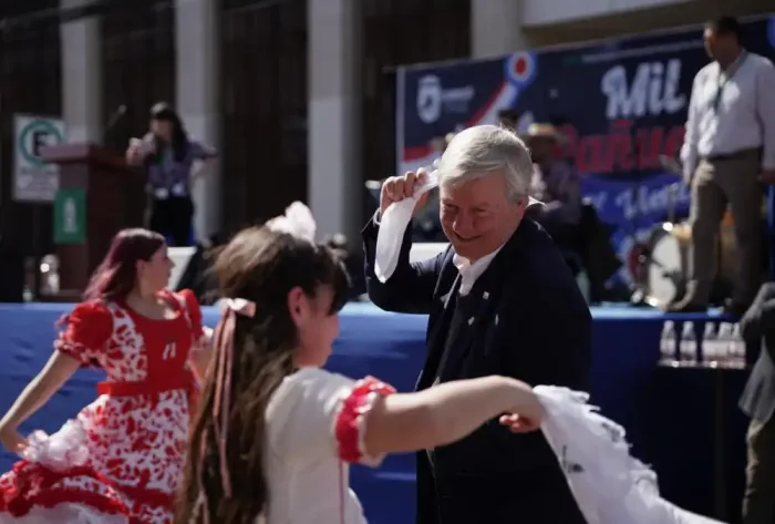 Mil Panuelos Al Viento Lleno De Cueca La Plaza De Armas De Curico Para Recibir El Mes De La Patria 1