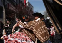 Mil Panuelos Al Viento Lleno De Cueca La Plaza De Armas De Curico Para Recibir El Mes De La Patria