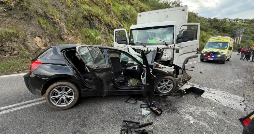 Bomberos Rescataron A Persona Atrapada Tras Colision Entre Automovil Y Camion En Carretera La Fruta