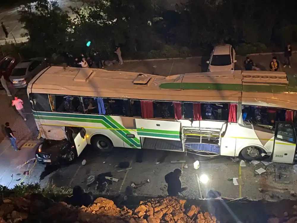 Bus Desbarranco En Cerro Baron De Valparaiso Y Dejo Una Persona Fallecida Y Multiples Heridos