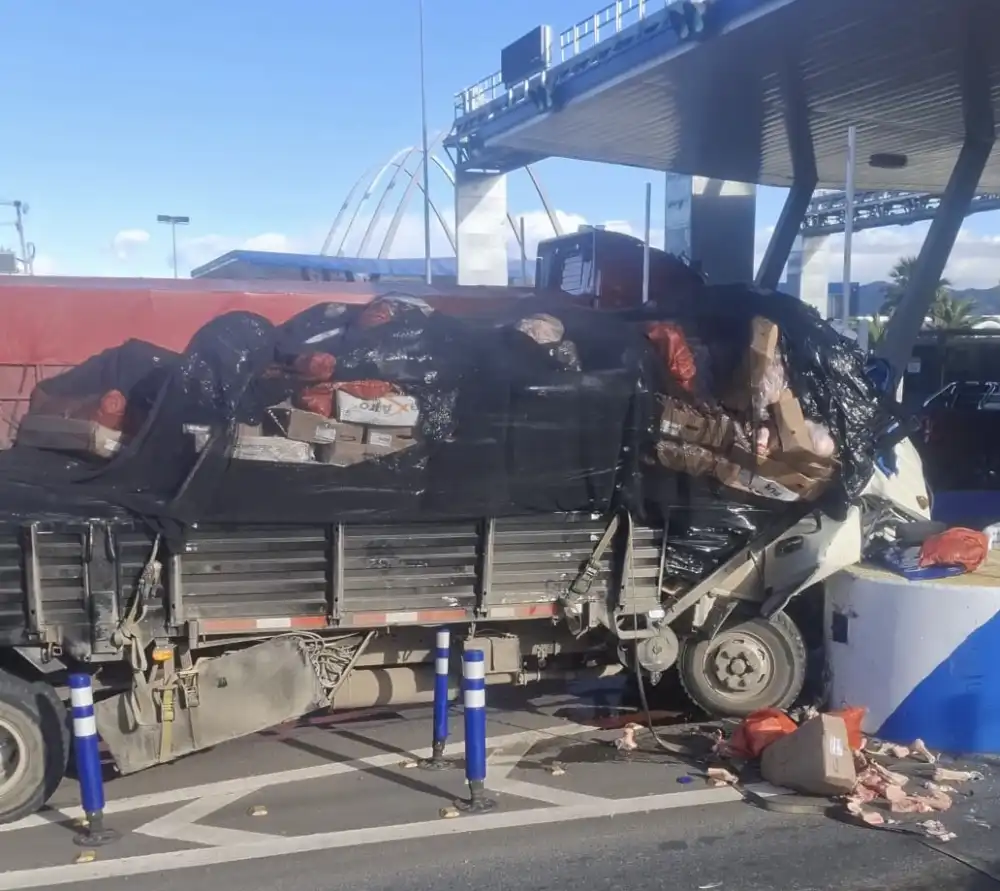 Camion Choco Contra Ingreso A Caseta Del Peaje Quinta En La Ruta 5 Sur Y Conductor Quedo Atrapado