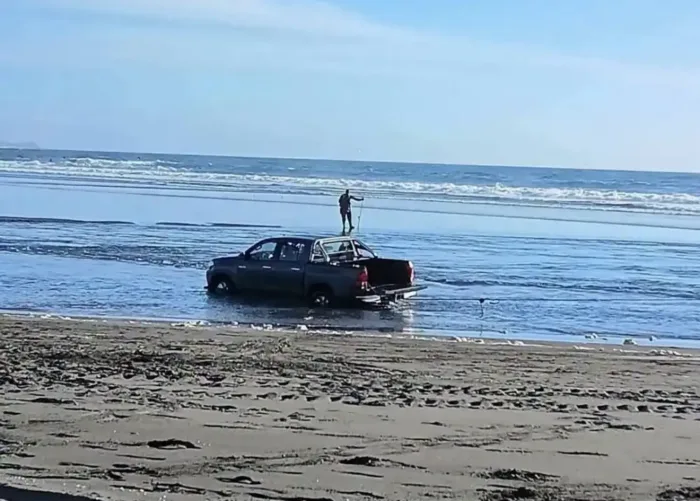 Camioneta Termina Sumergida En Desembocadura De Cahuil Tras Intentar Cruzar Por Sector No Autorizado En Pichilemu 1 Camioneta Termina Sumergida En Desembocadura De Cahuil Tras Intentar Cruzar Por Sector No Autorizado En Pichilemu 1
