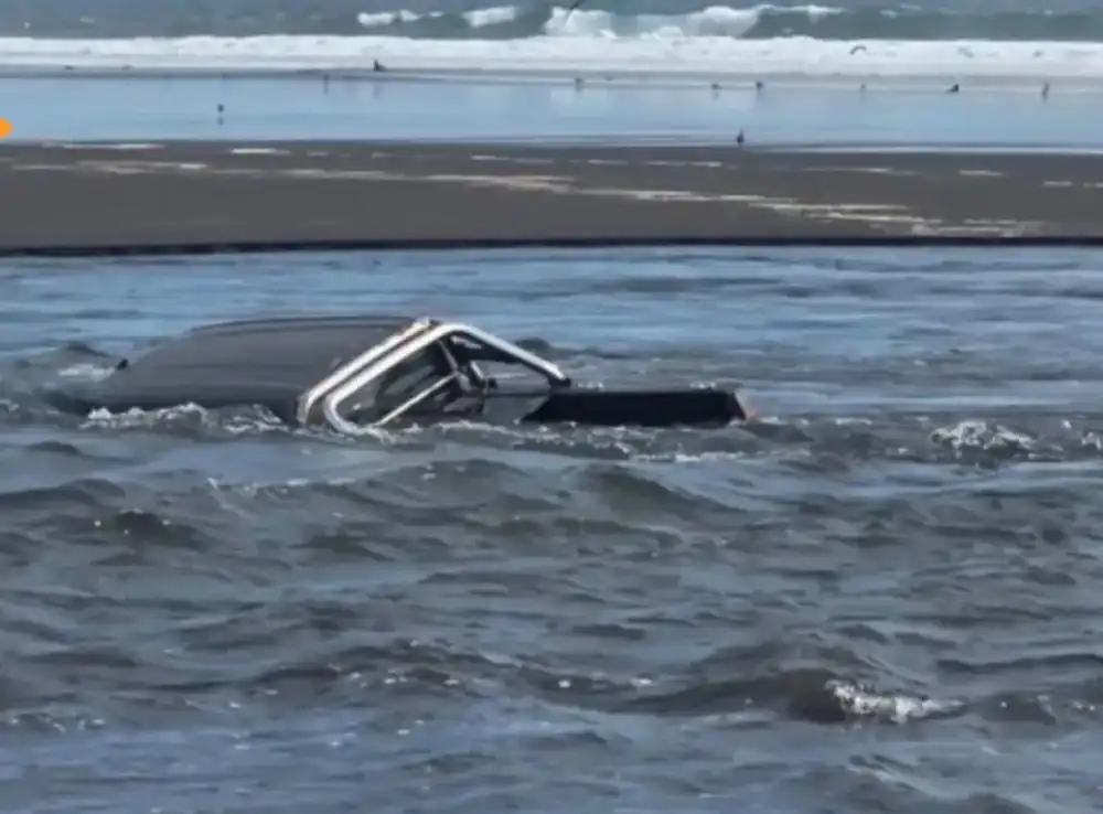 Camioneta Termina Sumergida En Desembocadura De Cahuil Tras Intentar Cruzar Por Sector No Autorizado En Pichilemu 2