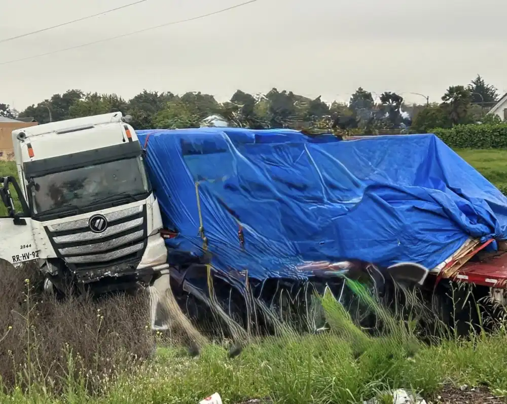 Colision Multiple En La Ruta 5 Sur Dejo Dos Lesionados Y Un Camion Fuera De La Calzada En Curico 1