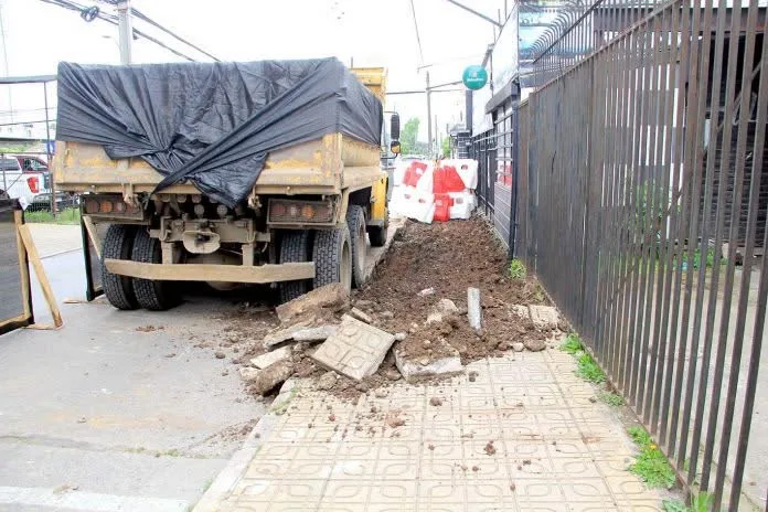 Comienzan Obras De Renovacion De Veredas En Curico Mientras Otros Sectores Acumulan Anos De Espera Por Reparaciones