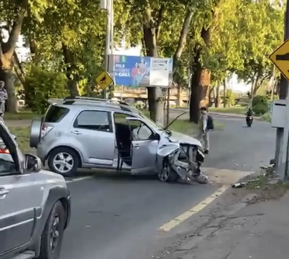 Conductor Fue Detenido Tras Chocar Contra Poste Y Huir Del Lugar En Curico