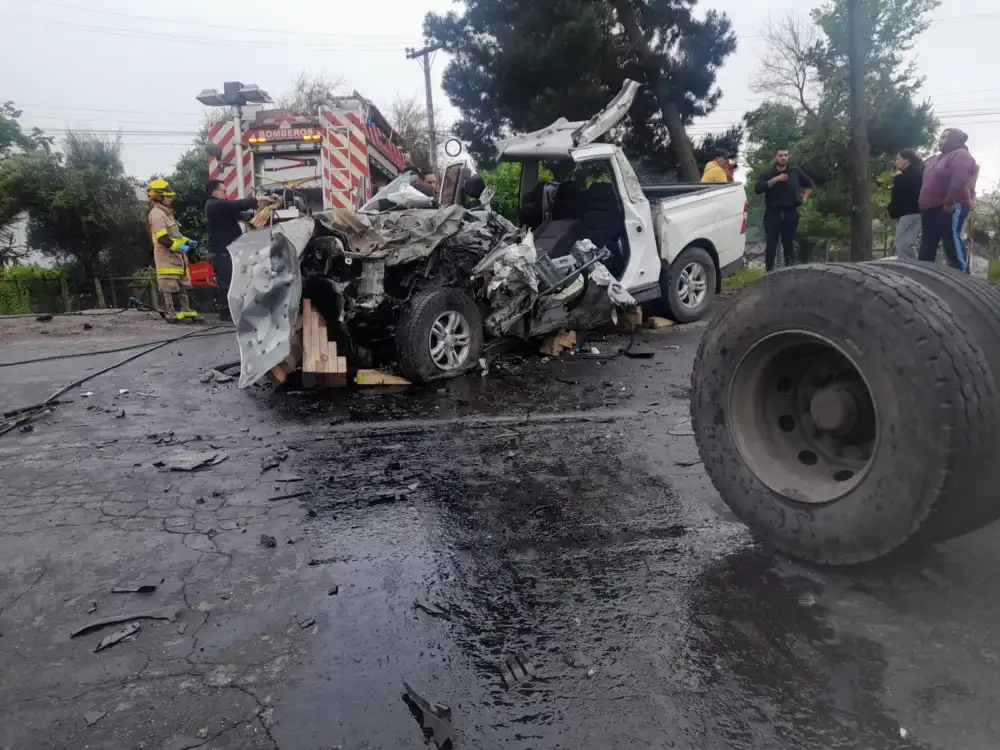 Conductor Permanece En Riesgo Vital Tras Violenta Colision Entre Automovil Y Camion En Pichidegua