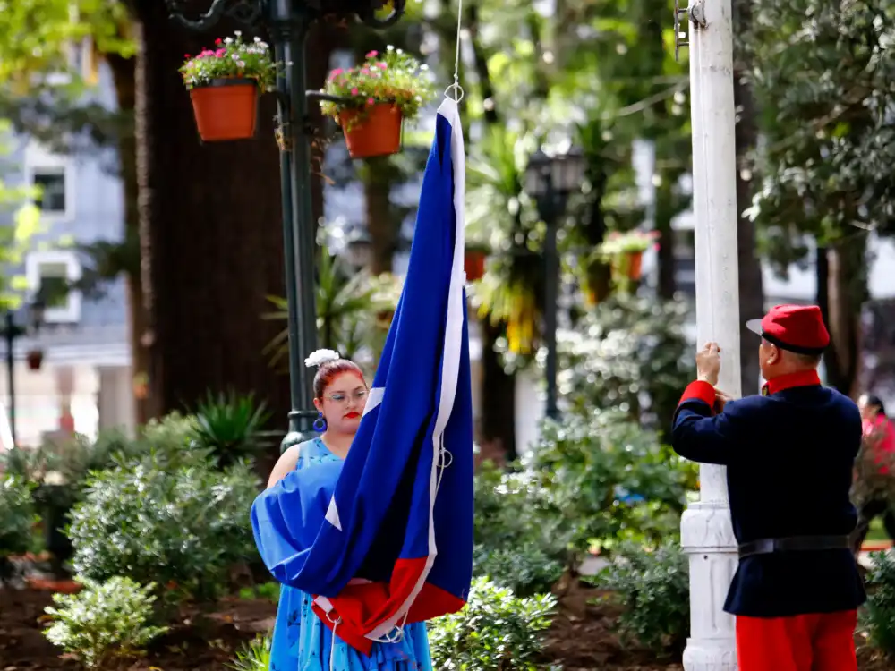 Curico Conmemoro Su Mes Aniversario Con Tradicional Izamiento Del Pabellon Nacional