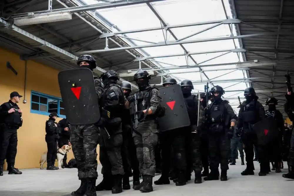 Gendarmeria Incauto Armas Blancas Y Licor Artesanal Durante Allanamiento En Carcel De Talca