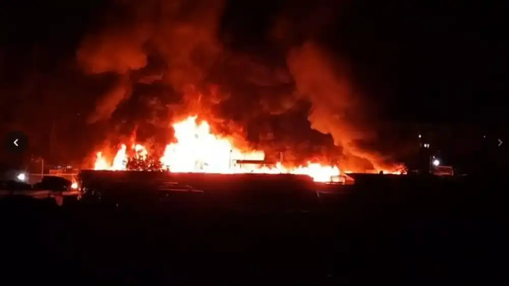 Incendio Consume Al Menos Diez Microbuses En Villa Alemana