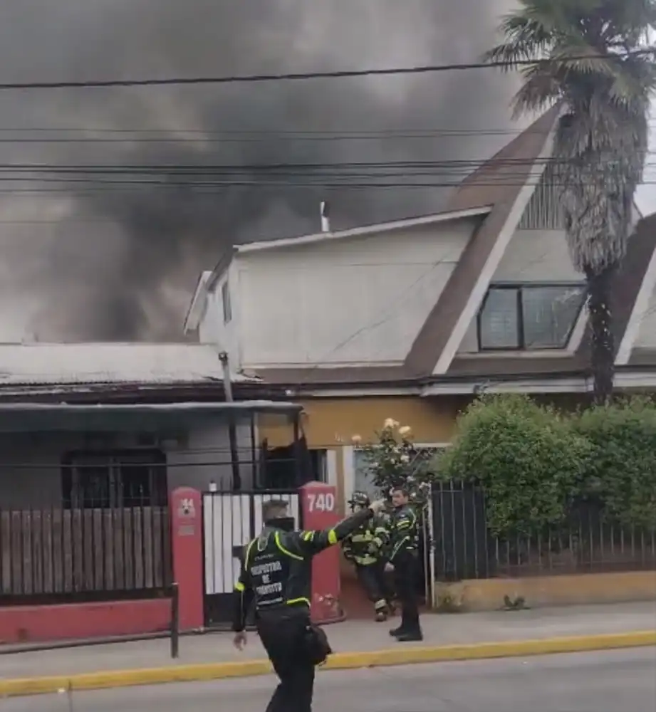 Incendio En Bodega En Curico Movilizo A Todas Las Companias De Bomberos Y Obligo A Evacuar A Adultos Mayores