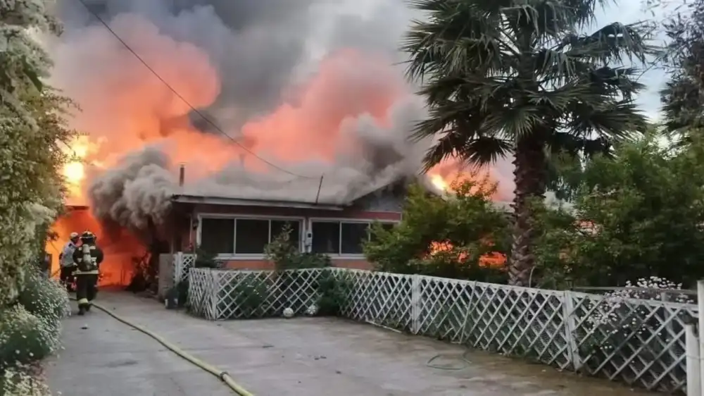 Incendio Estructural En Chepica Movilizo A 22 Bomberos Y Dejo A Una Voluntaria Con Descompensacion