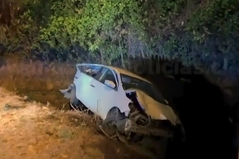 Vehiculo Termina Con Severos Danos Al Interior De Canal De Regadio En Acceso De Romeral A Ruta 5 Sur
