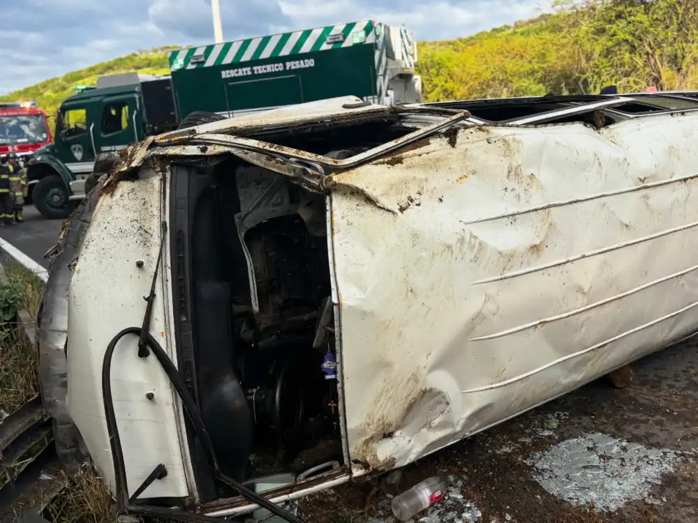 Volcamiento De Furgon Dejo Al Menos 17 Personas Lesionadas En San Vicente 1