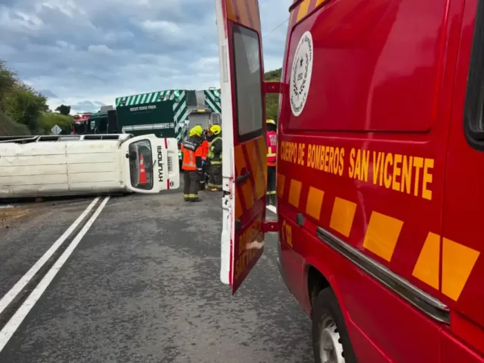 Volcamiento De Furgon Dejo Al Menos 17 Personas Lesionadas En San Vicente